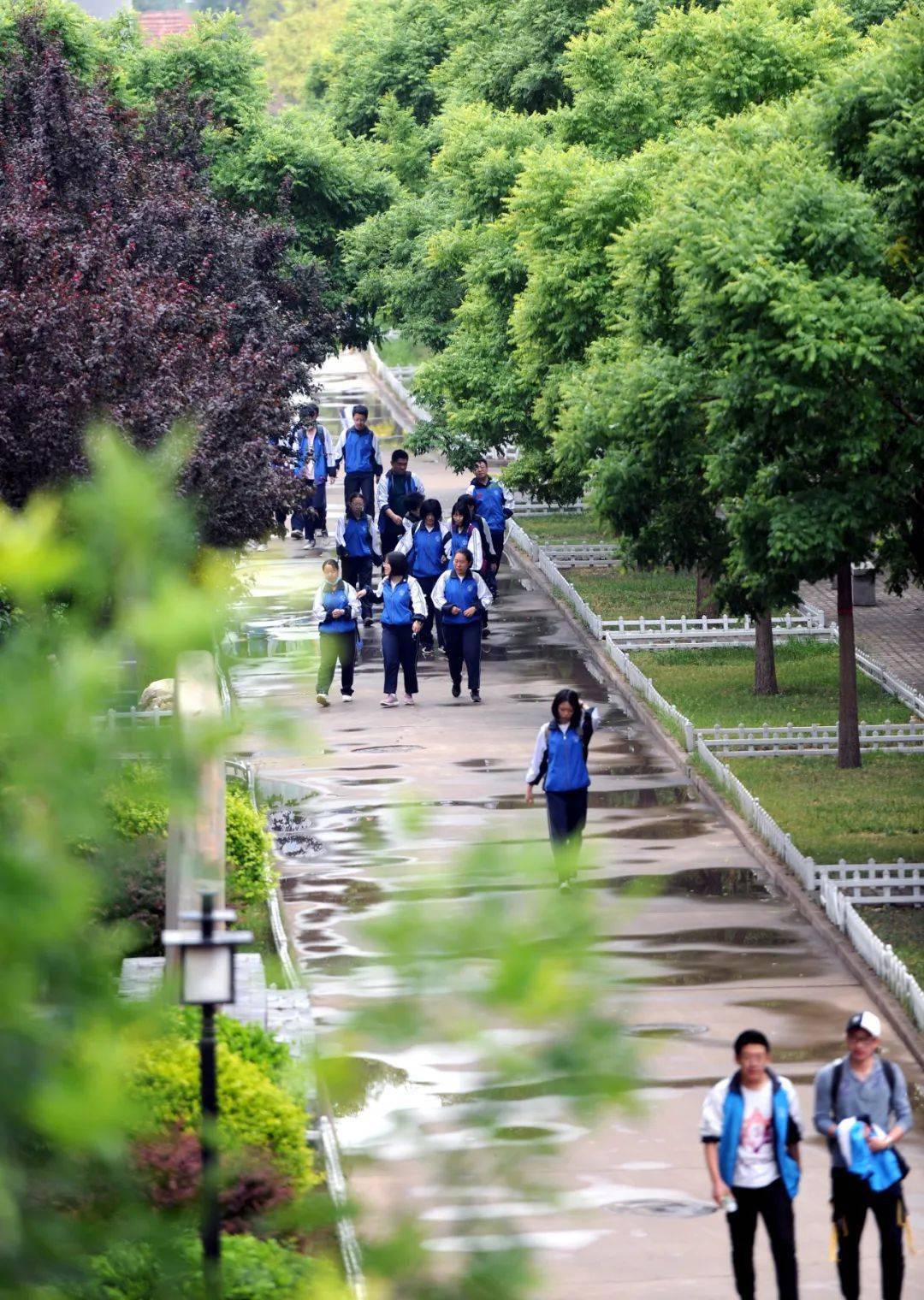 7月5日,榆次一中高三考生放学走出校园,准备迎接高考.