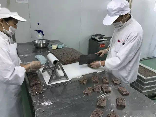 "余维明说,一只包子吃三顿的时代过去了,下一步老盛昌将在早上6时至10