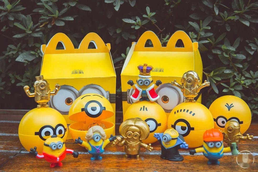 来麦当劳买开心乐园餐,就免费赠送小黄人手办盲盒哟!请记住:只送不卖!