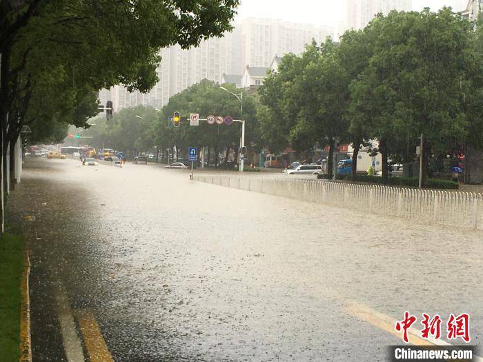 湖北宜昌暴雨图片