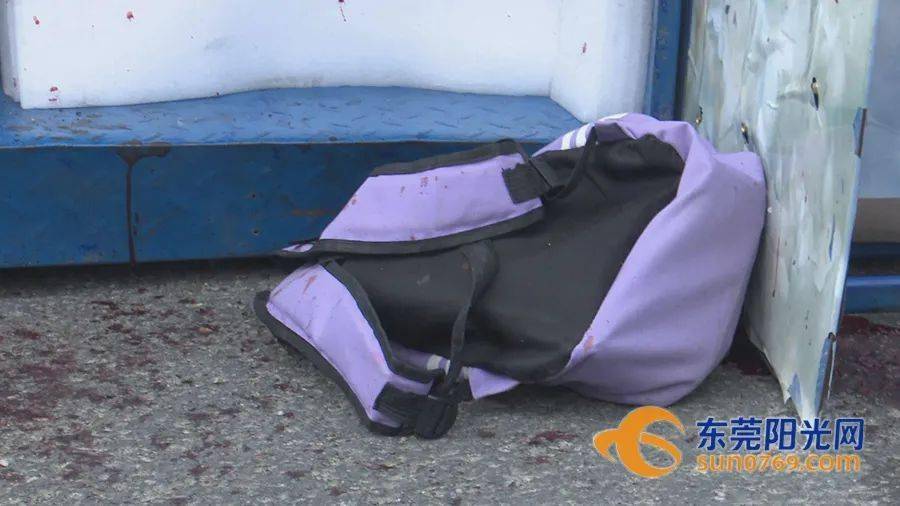 企石一辆三轮车撞上重型作业车3名学生受伤