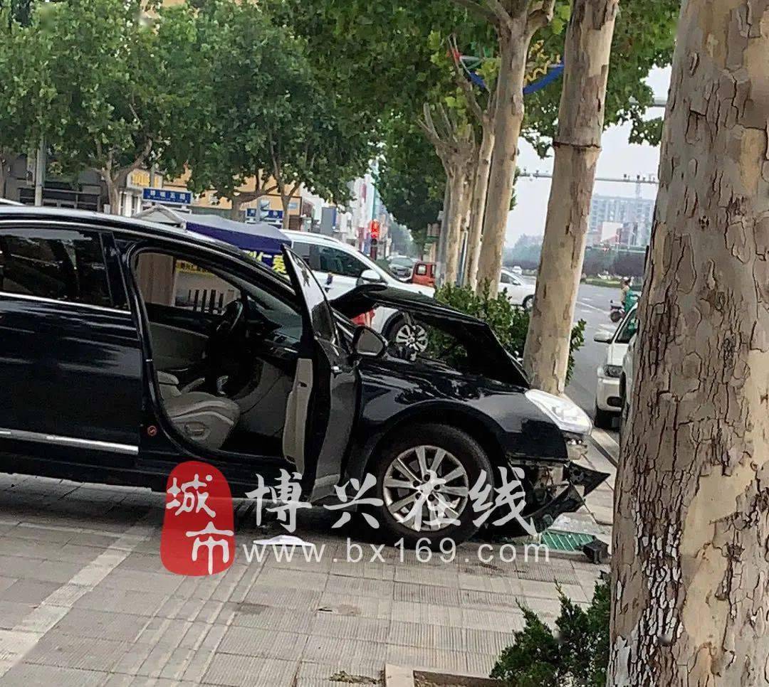 博兴街头突发!一轿车发生交通事故,太惨烈了!