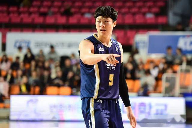 cba随便一个首发都是这个数_金钟奎