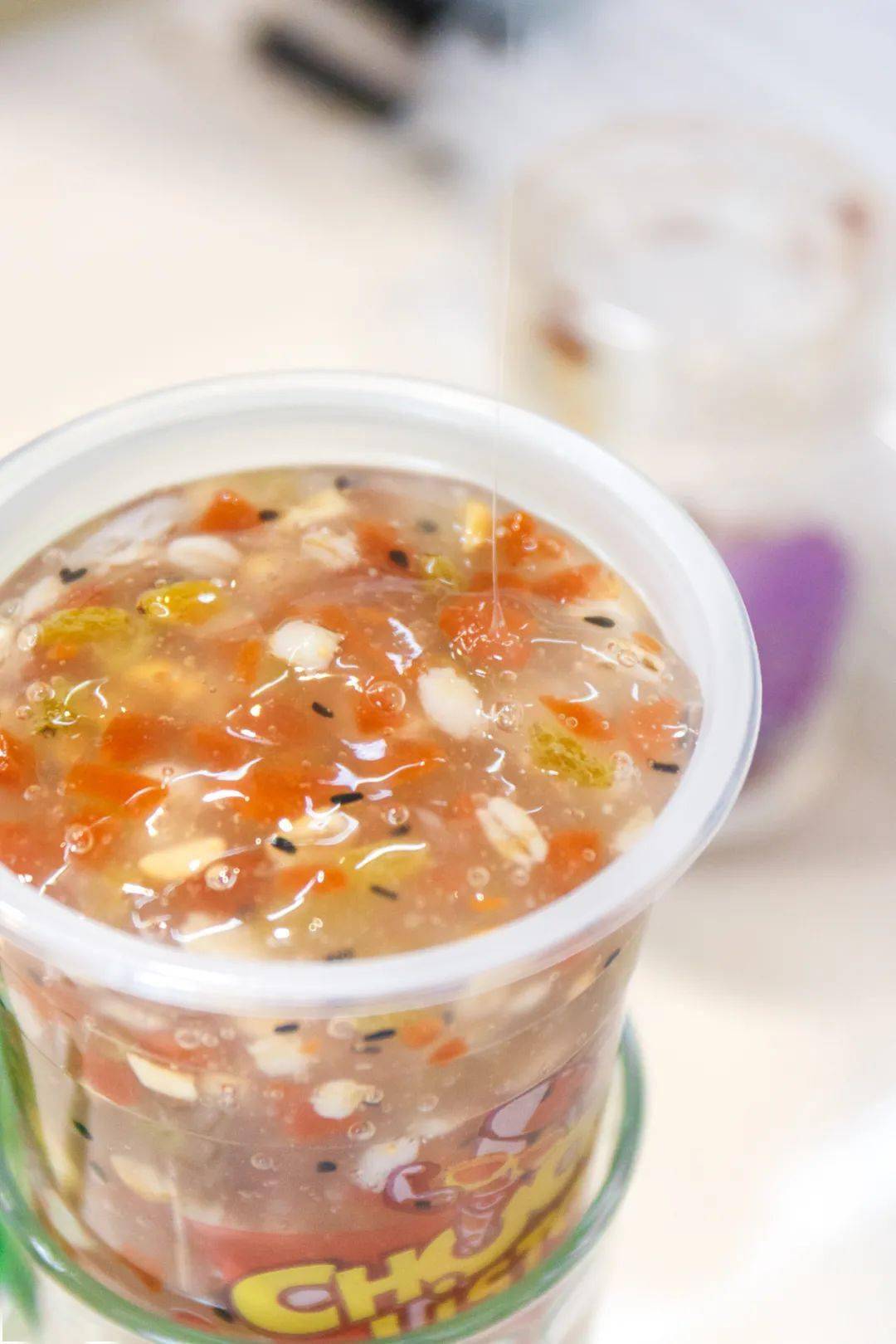 随着三牌楼夜市取缔, 龙子羹并没有消失,跟着老张兜兜转转来到了