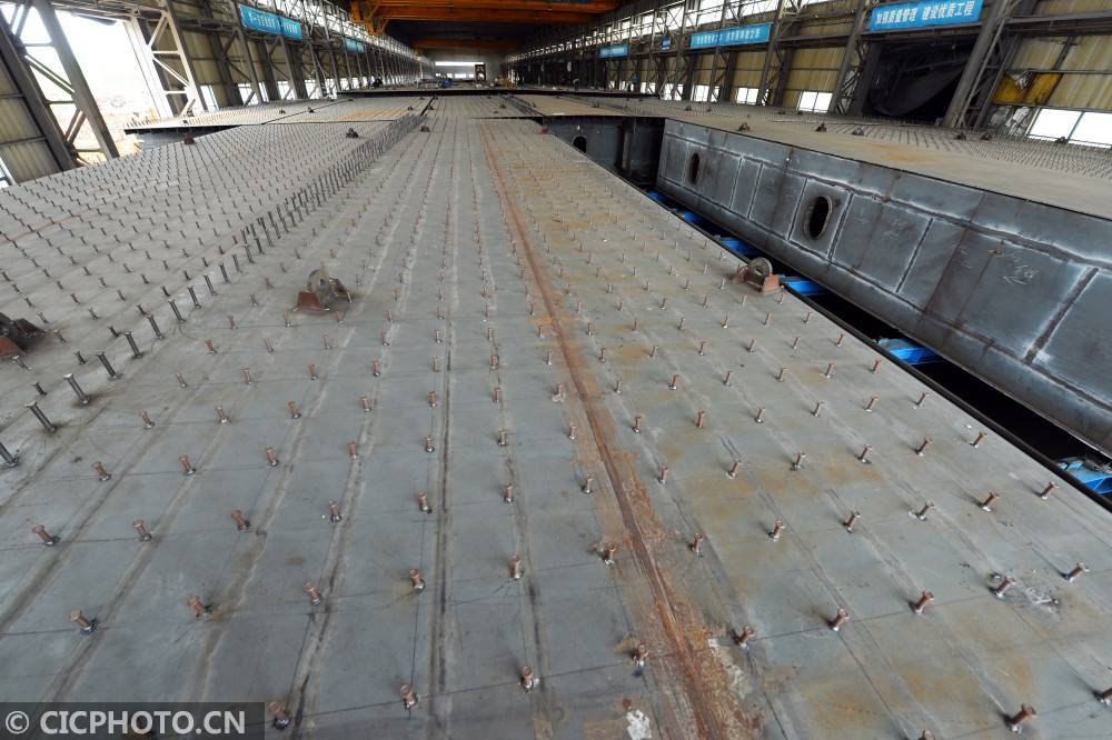 江苏省淮安市白马湖大桥承建单位的一名电焊工人在焊接桥梁钢箱梁