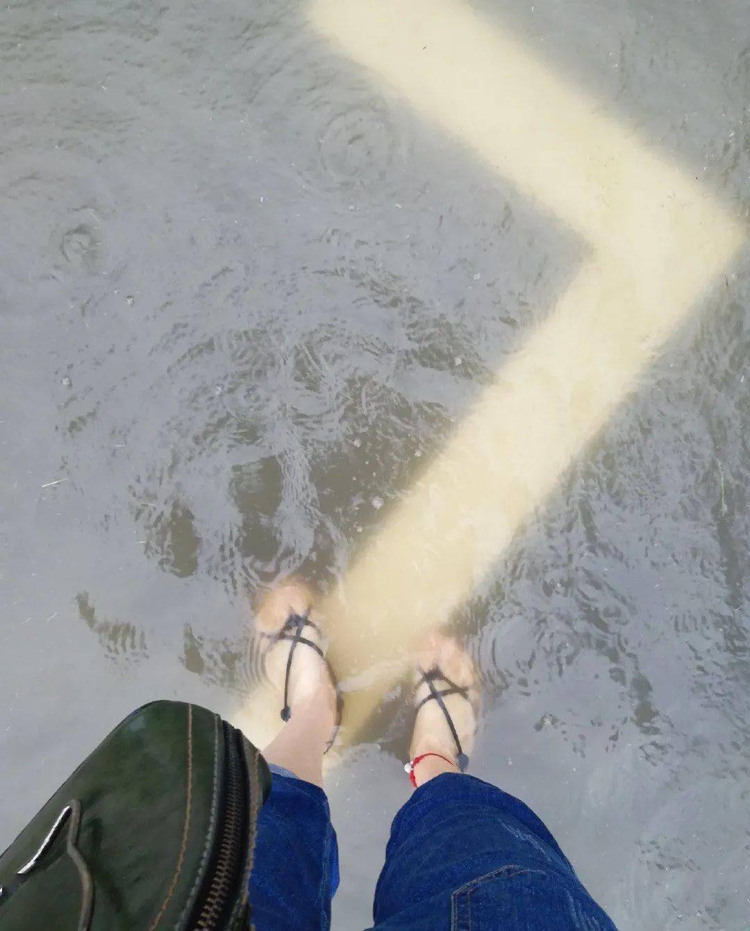 看着这没到脚踝的雨量,不禁感叹一句,我的凉鞋承受了太多……这雨下的