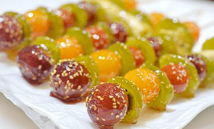 糖葫芦还是要丰富一点好,猕猴桃金桔都用上