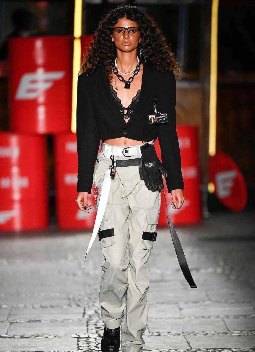 时装设计师用他们的想法 去重塑他们所理解的工装服饰.