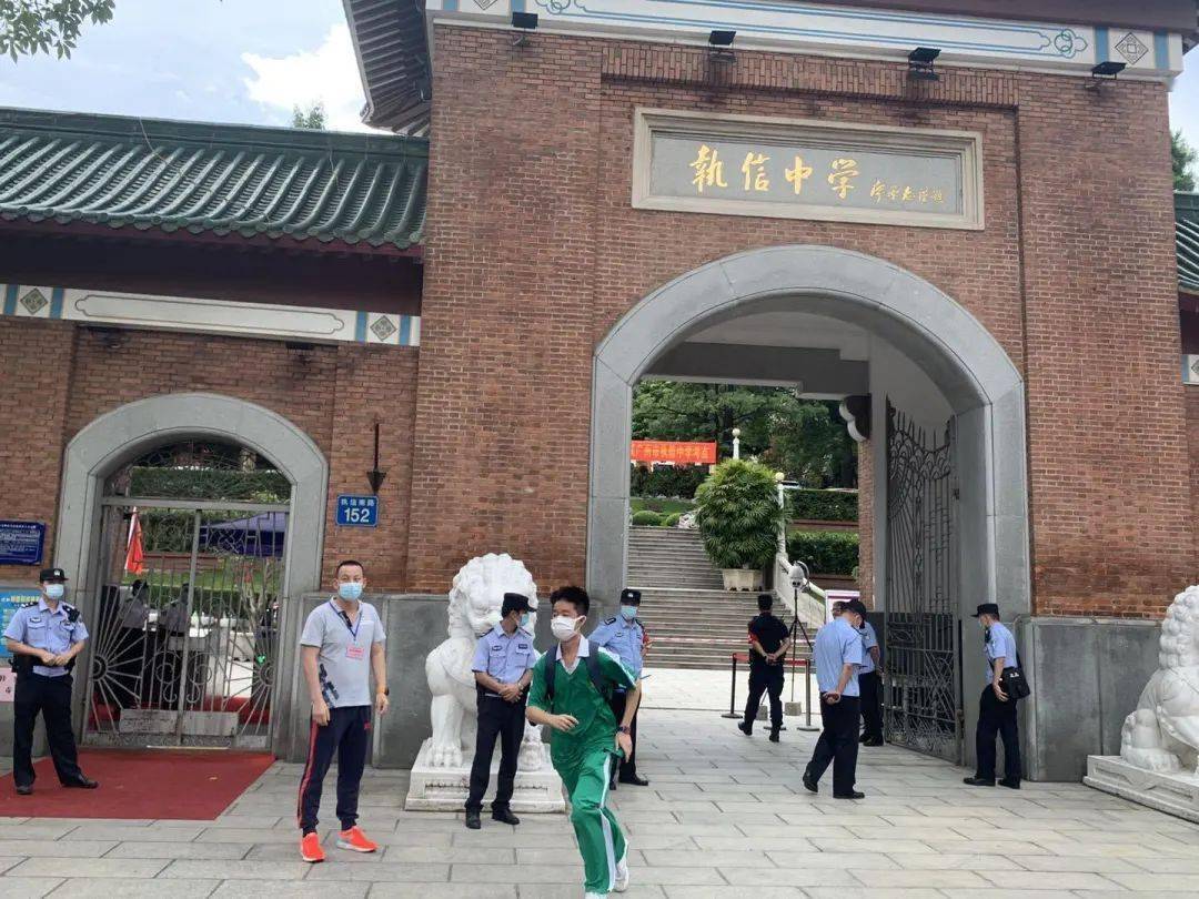 现场实拍高考第一天广东学子状态佳