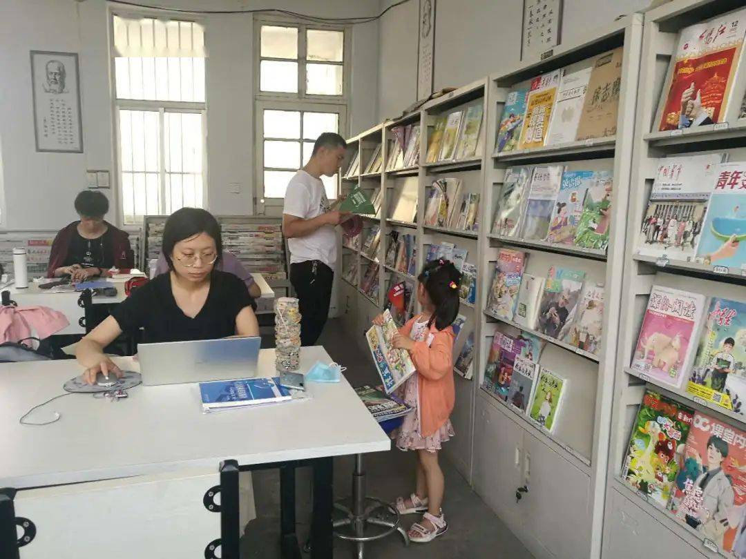 为给读者创造一个舒适的学习环境,县图书馆注重馆内空间布局,彰显人性
