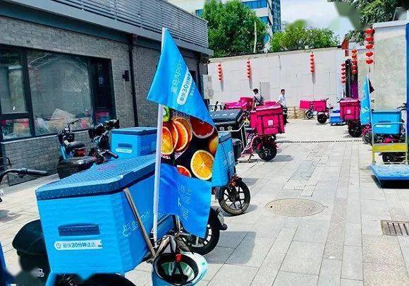 盒马mini门店附近的每日优鲜配送车盒马mini是个浓缩版的盒马鲜生