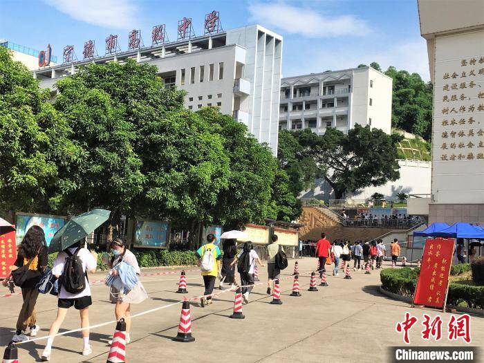 探访福建宁德高考点:疫情防控有序 爱心车辆送考