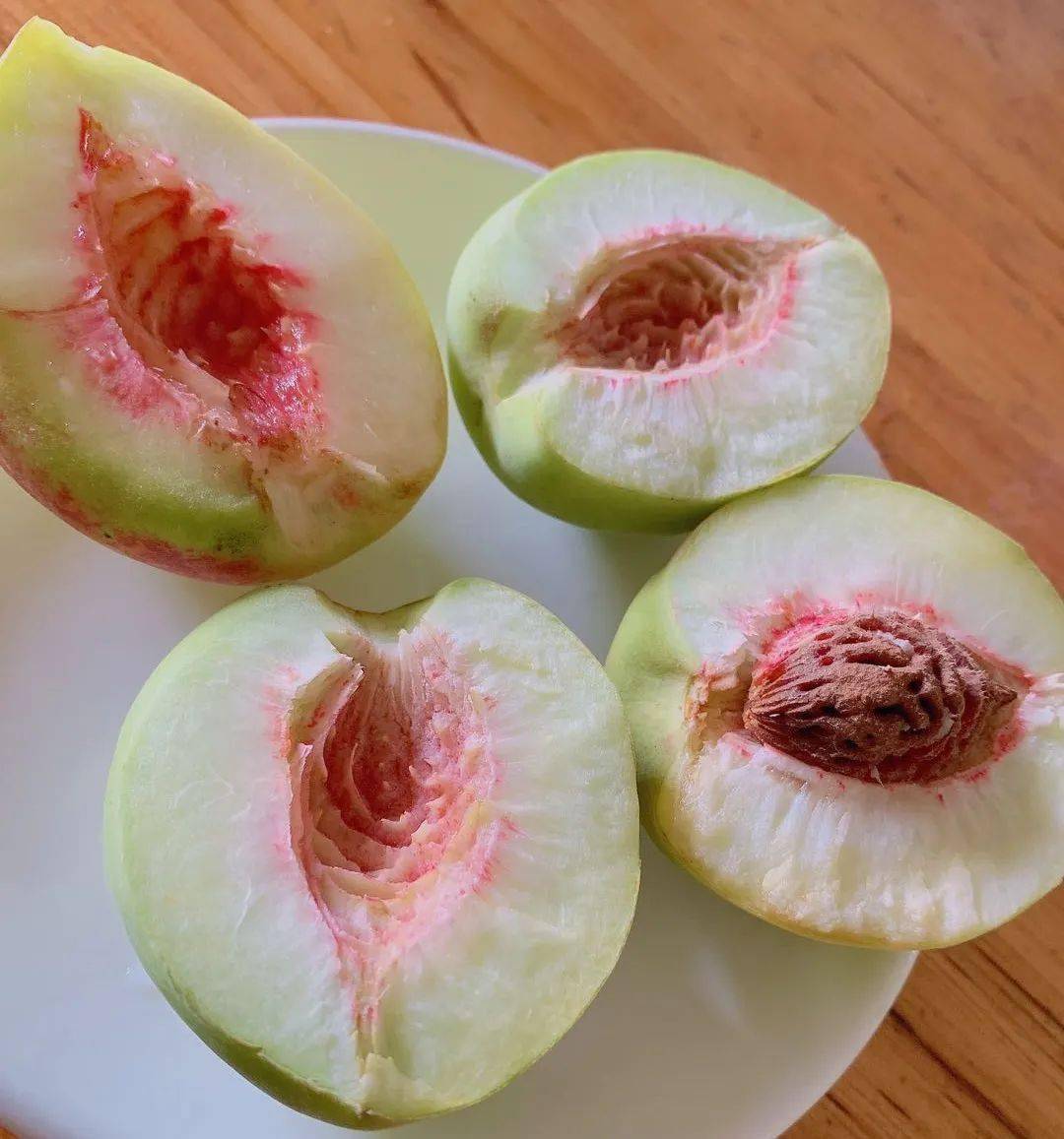 成熟的先后分为 早熟,中熟,晚熟三个品种 一般成熟的香桃果实为绿白色