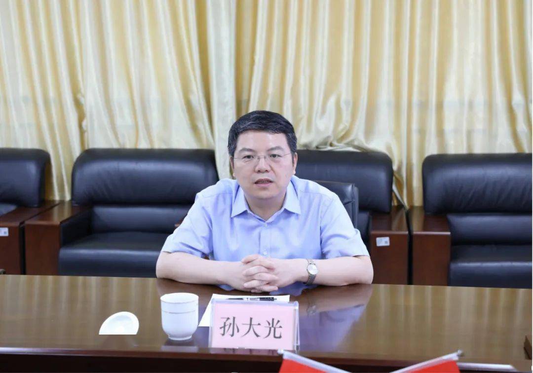 席扬与自治区党委宣传部常务副部长孙大光座谈