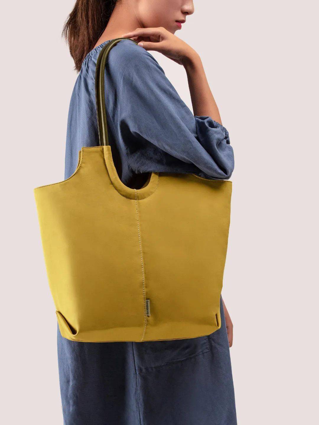 单肩背的时候,能刚刚好地挂在肩膀上,不容易滑落.