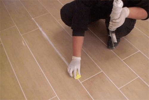 然后在缝隙的两边贴上美纹纸, 这个美纹纸的距离缝隙边缘是在0