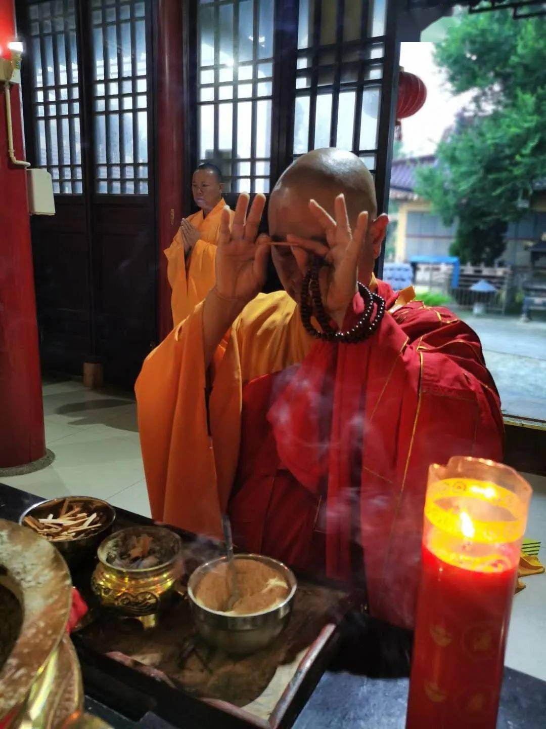 祈福法会02-本寺住持果智法师虔诚为高考学子祈福,愿他们考试顺利