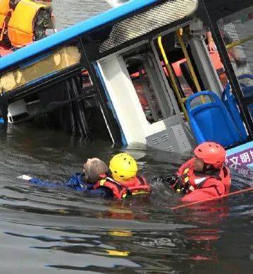 贵州公交车坠湖致21人死亡驾驶员已身亡市民回忆曾招