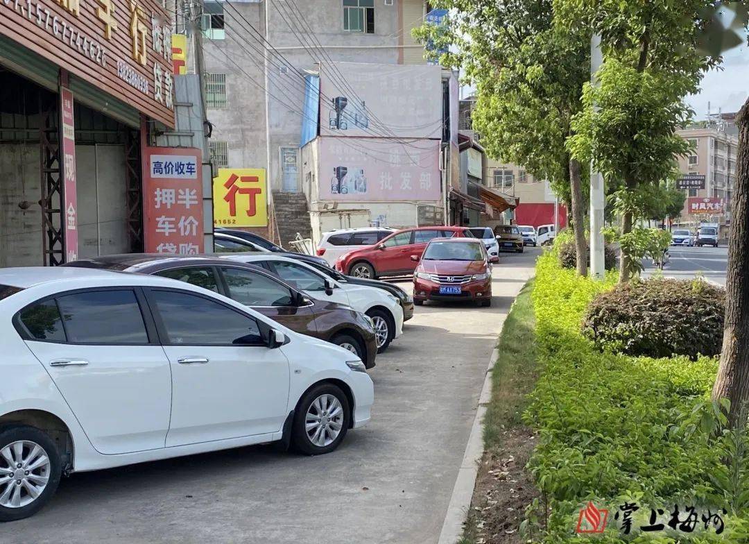 梅城环市西路二手车占道经营,市民"堵得慌"!