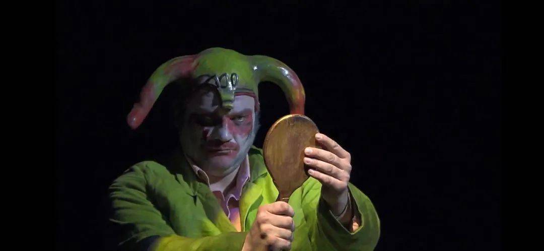 弄臣是古代宫廷中以插科打诨来为君王消烦解闷的人物,常由侏儒,小丑或