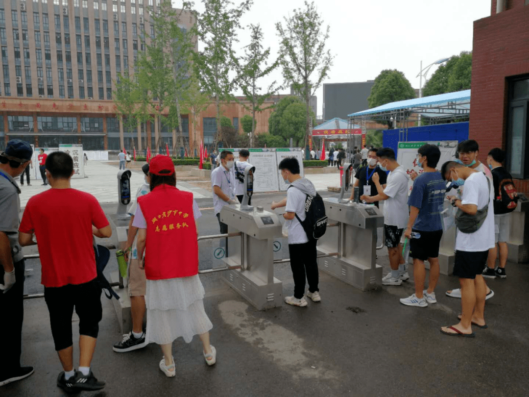 7点50分,荆州中学考点迎来入场高峰,考点也同时开放了5条入场检查点