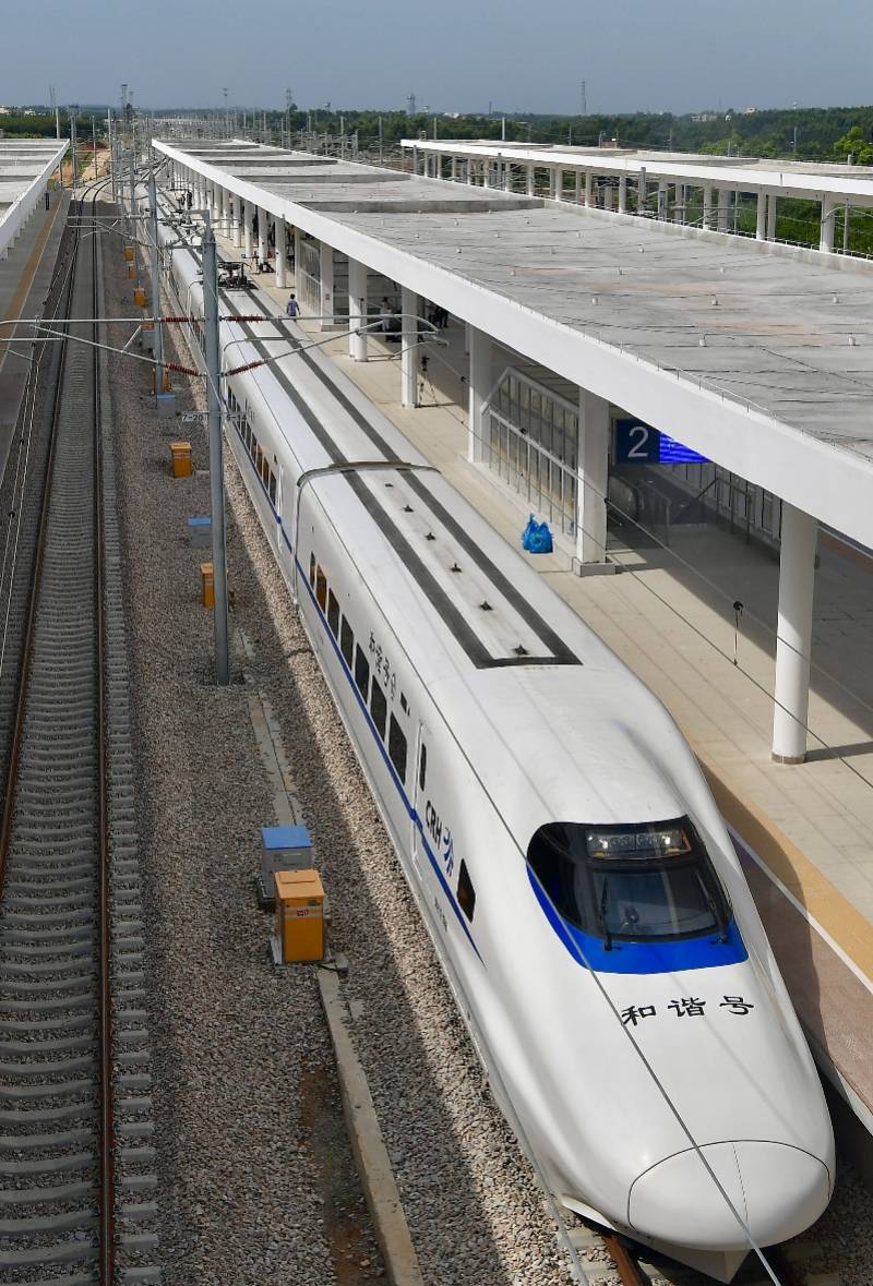 广东湛江西站,一辆湛江西站发往广州南站的和谐号列车蓄势待发