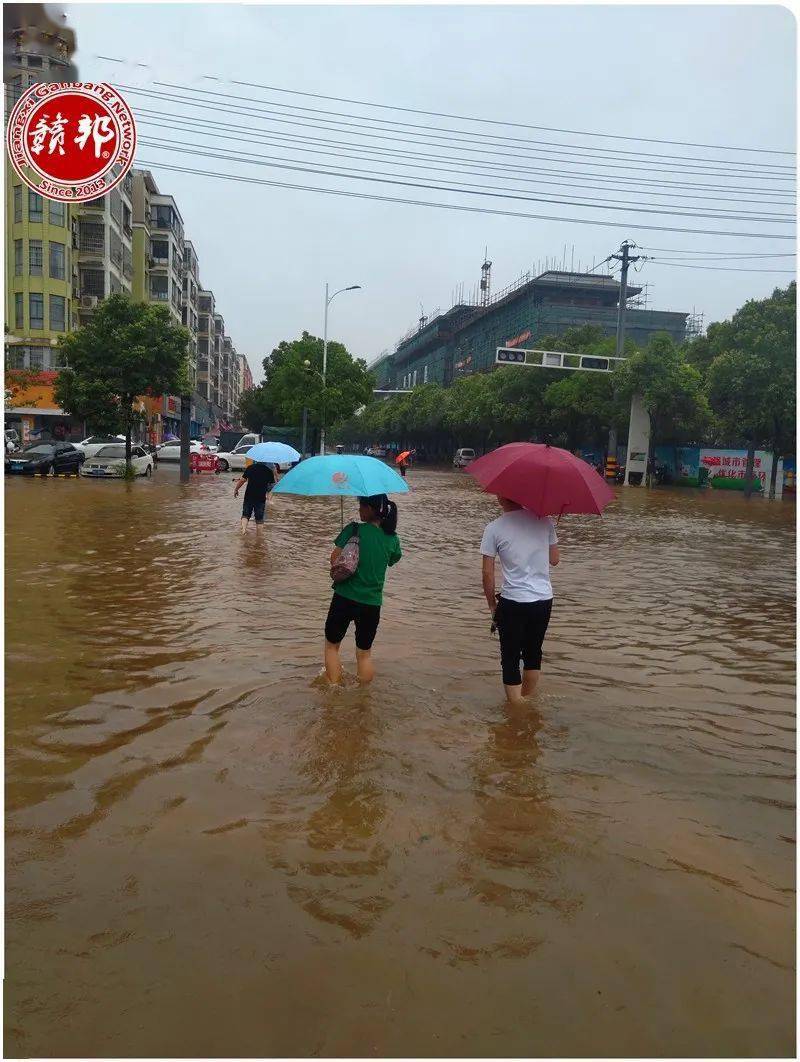 暴雨倾城樟树市区上午多处道路被水淹很多车辆抛锚熄火