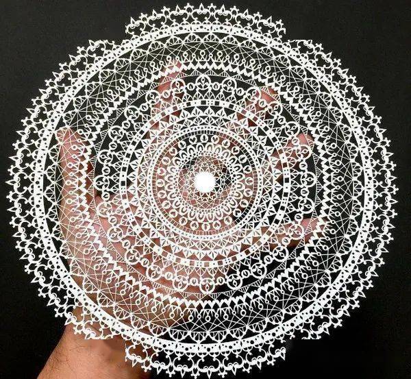 同心圆作品,由内到外总共由21个同心圆环绕着,不知情的人,应该会误