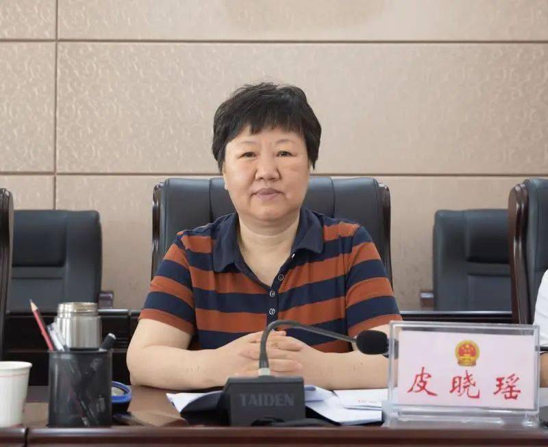 区人大常委会主任皮晓瑶主持会议,副主任王华安,郑建平,郑明华,郑日贵