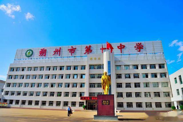 "高中三年,我们在朔州市一中成长蜕变,化茧成蝶,从懵懂的少年成长为