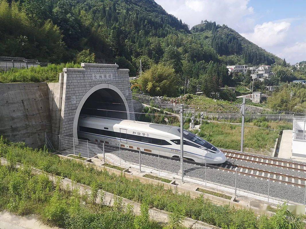 试运行列车从长地隧道驶出面对新增365米泄水洞施工任务建设者克服