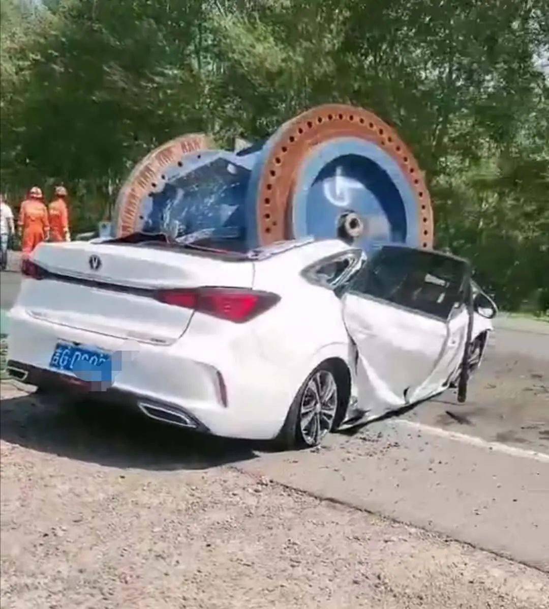 白城一轿车当街被大货车掉下来的重物砸扁!人还在里面!_处理