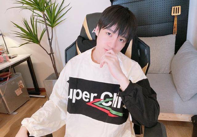 letme微博大秀美照,网友突然发现,其貌似整过容了