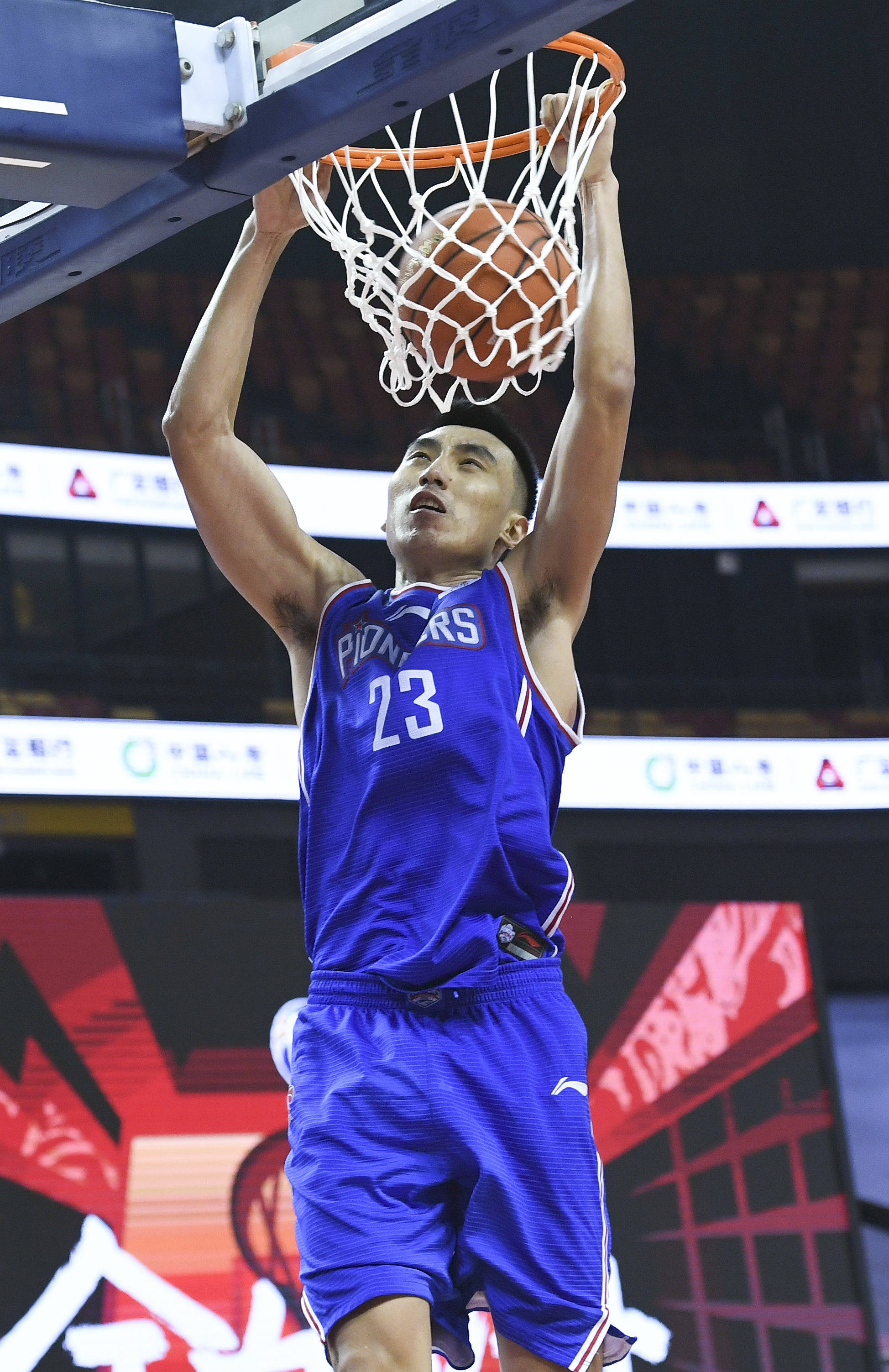 7月9日,天津先行者队球员时德帅在比赛中扣篮.