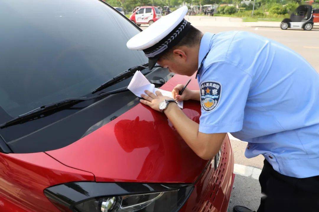 昨天菏泽高考,不少考场附近的车被交警贴了条,车主看后却笑了.