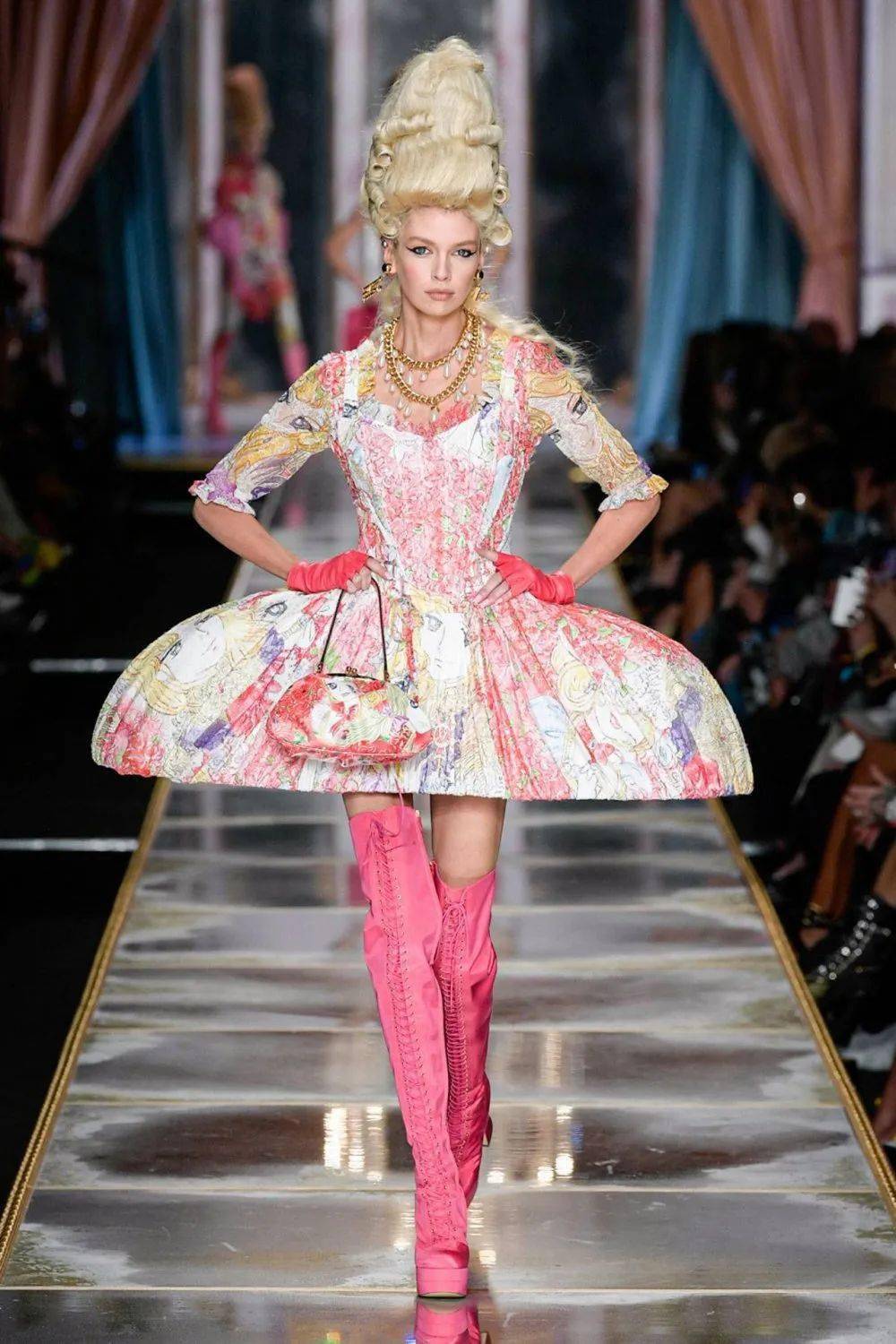 Moschino Moschino был основан в 1983 году итальянс