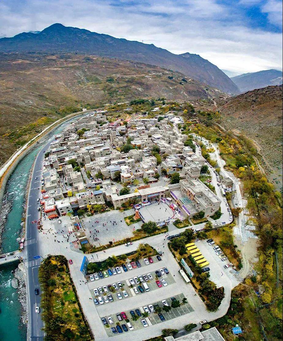 理县地势蜿蜒起伏,自东向西 海拔从1422 米逐渐攀升至5922 米.