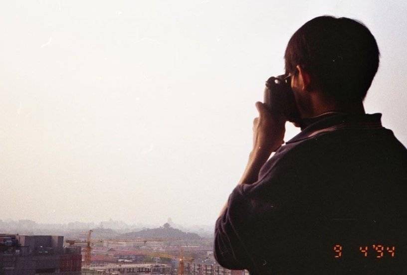 易烊千玺拿着相机背影图照系列,慢慢长大的摄影男孩_app