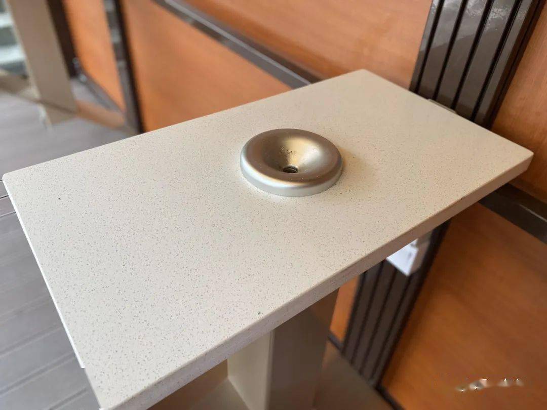 在这个环保吸烟室内,内部配有两个防燃无味烟灰缸,每个可一次性容纳