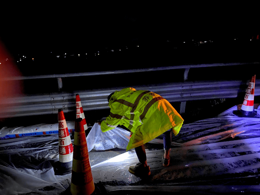 新一轮持续性强降雨来袭,看风雨中的高速逆行者做了什么.
