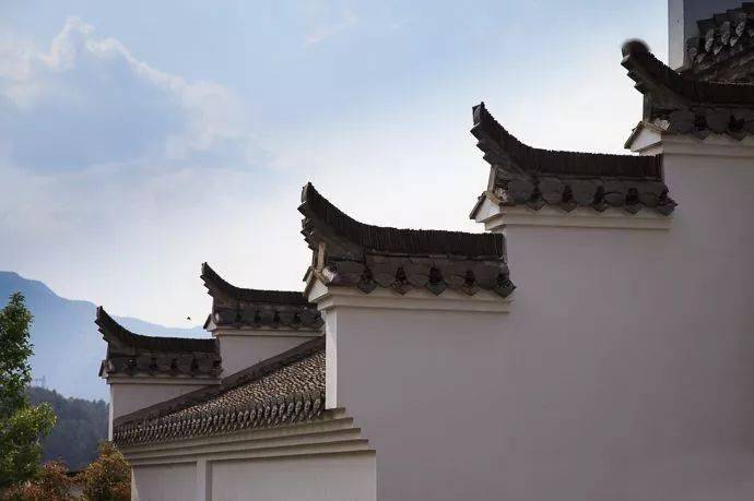 转发青墙黛瓦屋檐上的中国