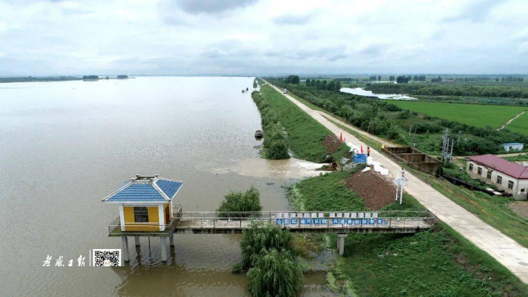 7月8日,孝南区东山头办事处俯河二千七段泵站昼夜提水排渍.