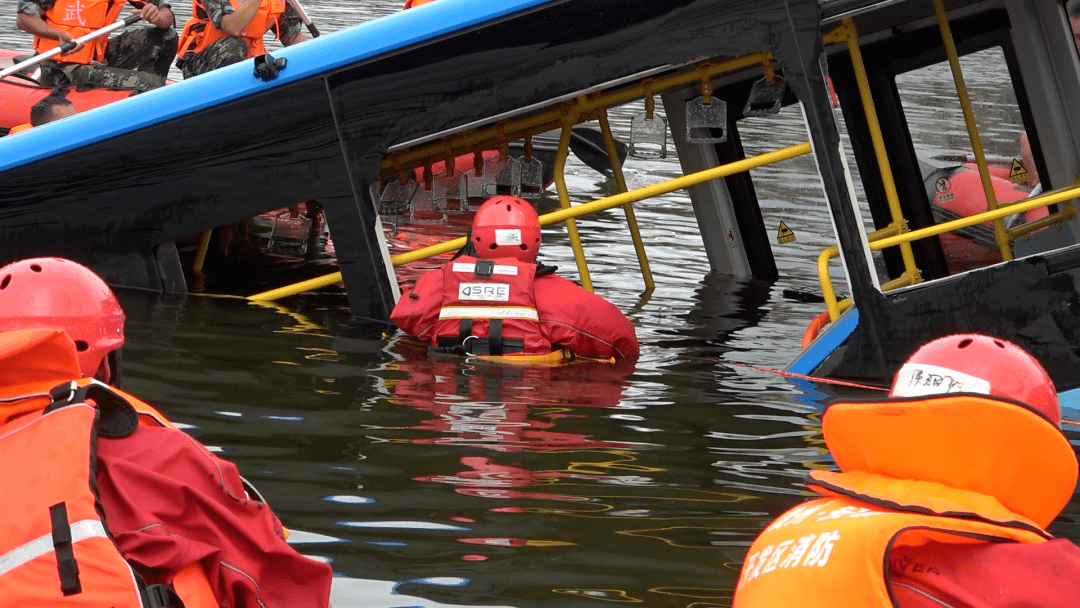 【安顺一公交坠湖致21人死亡】黔南州,都匀市就此