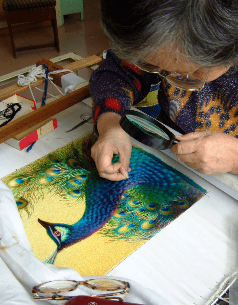 【陈少芳大师在创作广绣作品】本次直播,我们有幸邀请到陈少芳大师之