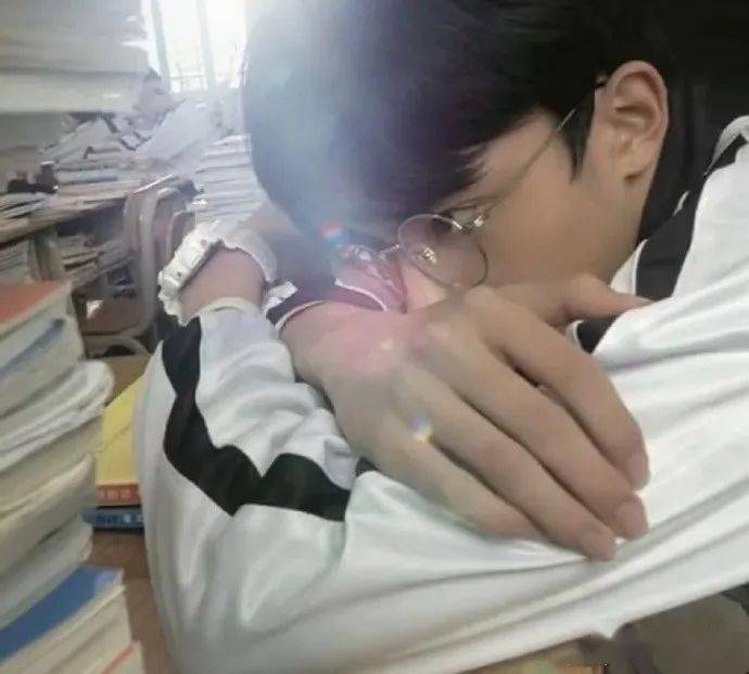 学校欠我一个帅哥校服帅哥大合集网友评论把我帅晕过去了