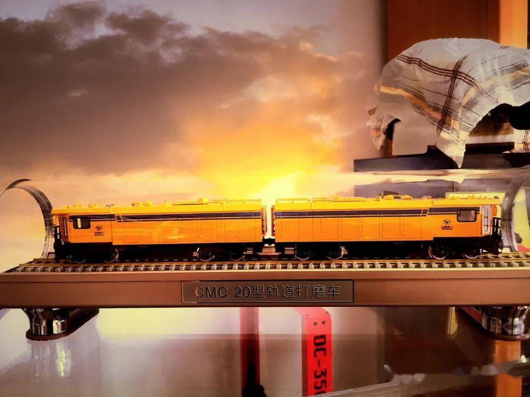 微众稀有题材金鹰重工cmc20型轨道打磨车模型