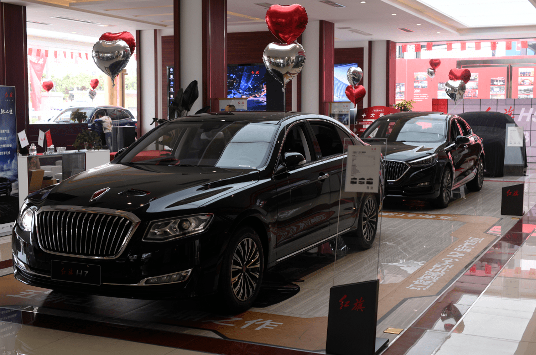 眉山融裕店经理讲解全新h5优惠政策:红旗大区经理合影:揭幕仪式:发布