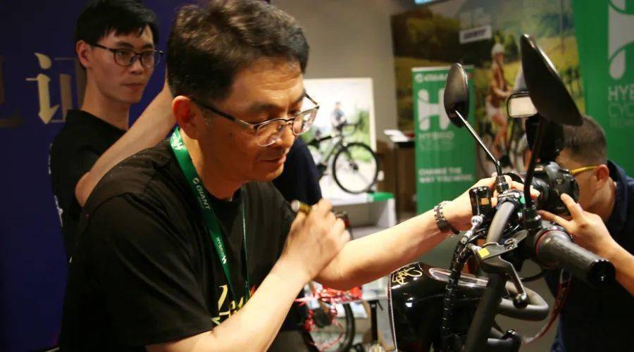 与会嘉宾在捷安特电动车公司董事长石静安先生带领下,纷纷在首产133ds