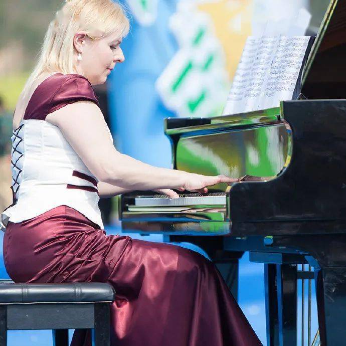 乌克兰钢琴家图片