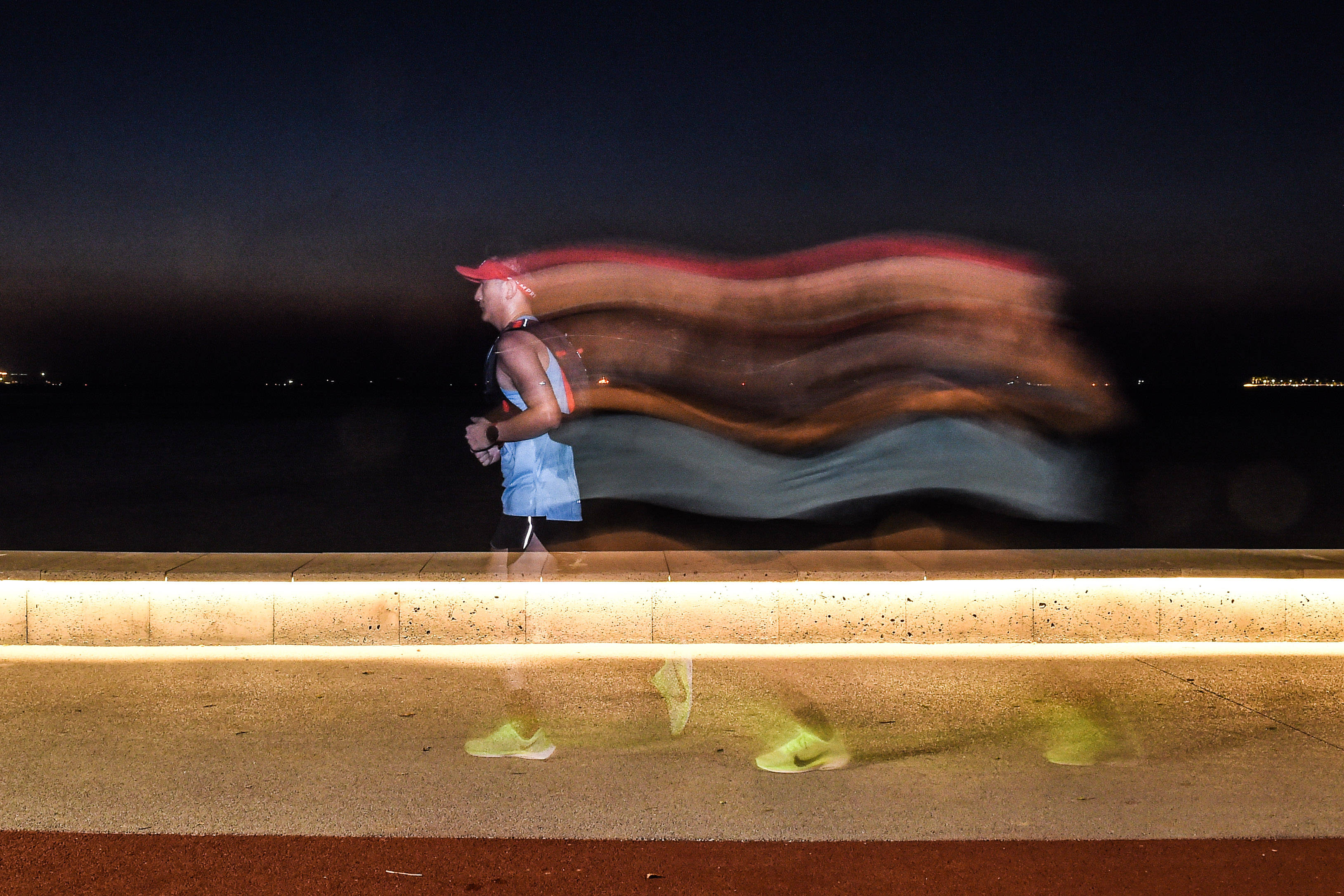 一位市民在海口世纪公园滨海步道夜跑(5月15日摄)